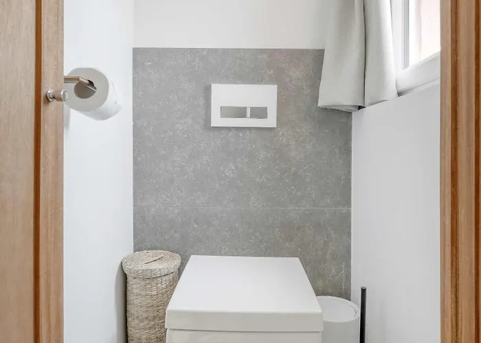 La Ponche L Old Village L Shellter *